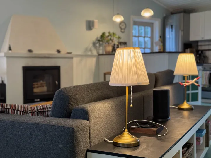Hyggelig stue med brændeovn i sommerhus Jægerspris